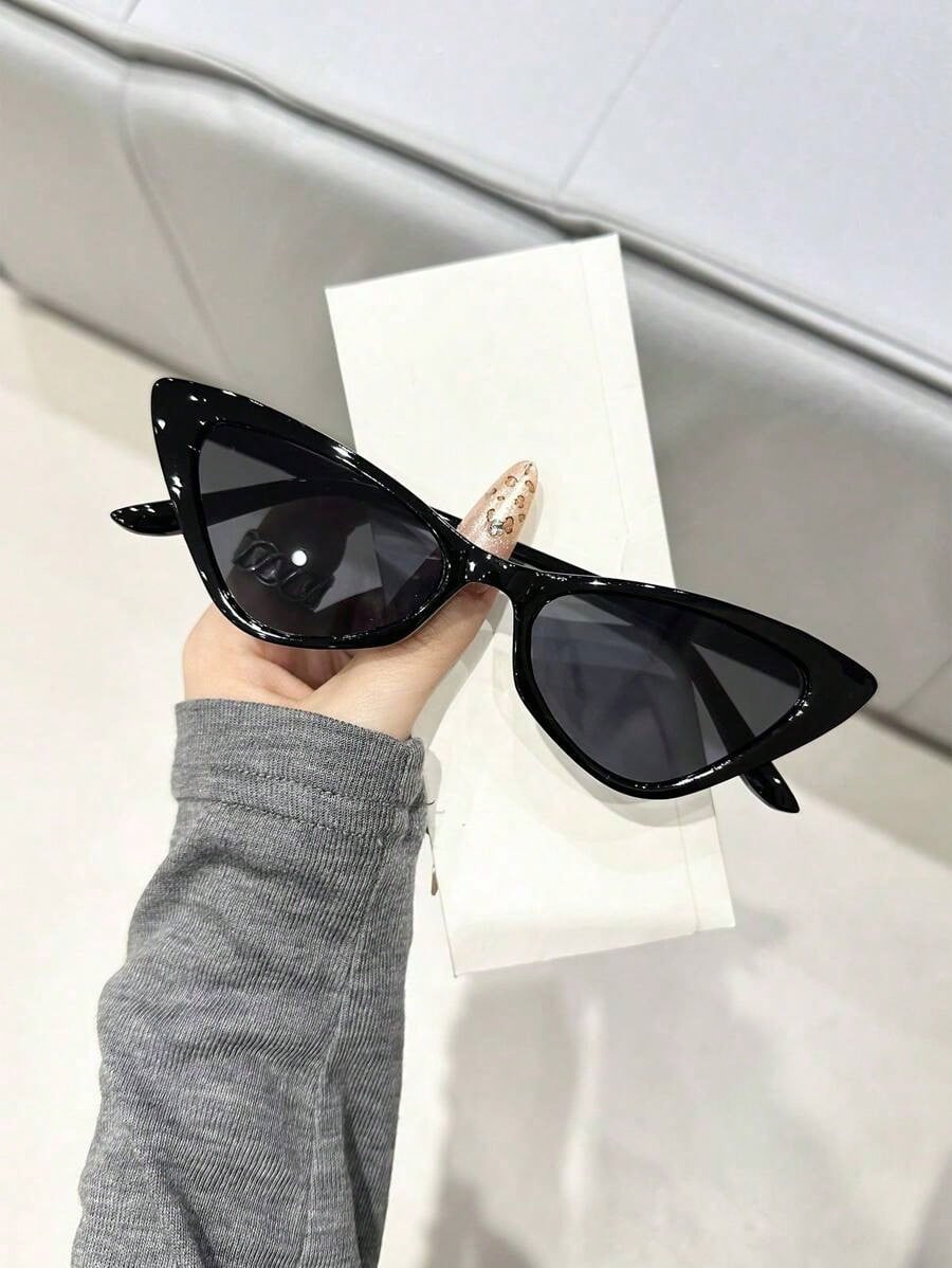 Pair Of Women's Retro Black Ca - Street Fashion Photoshoot reseña y precio