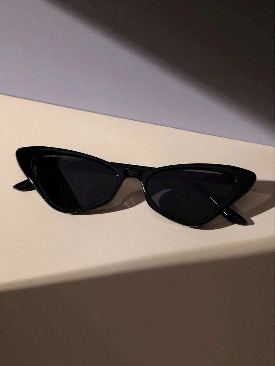 Pair Of Women's Retro Black Ca - Street Fashion Photoshoot reseña y precio