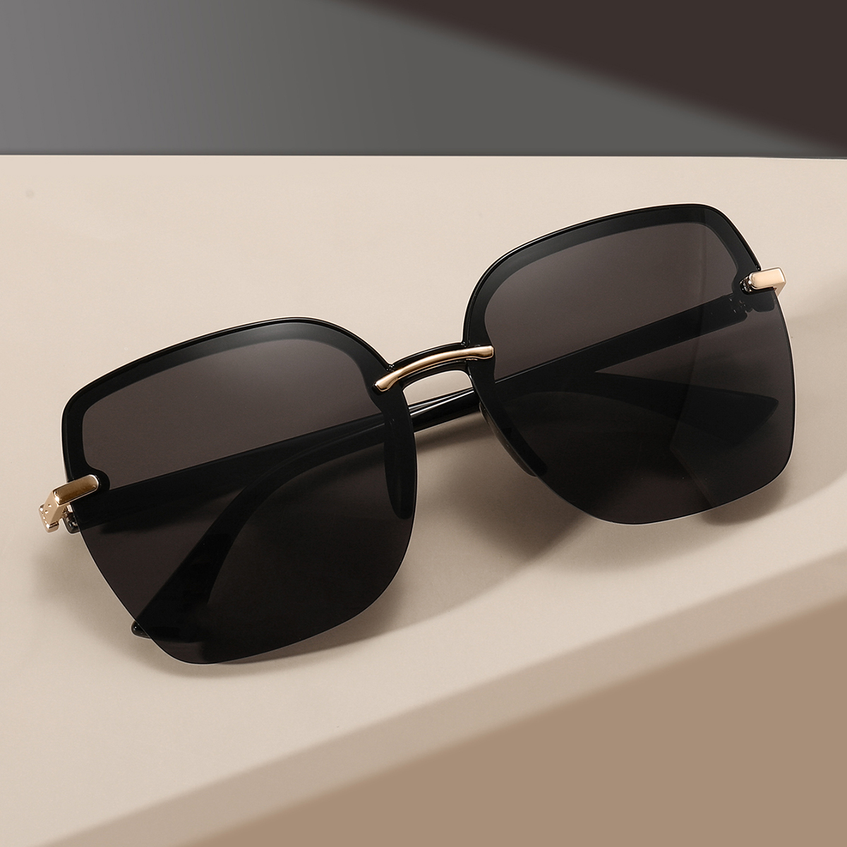 Retro Minimalist Large Square  - Street Fashion Photography reseña y precio