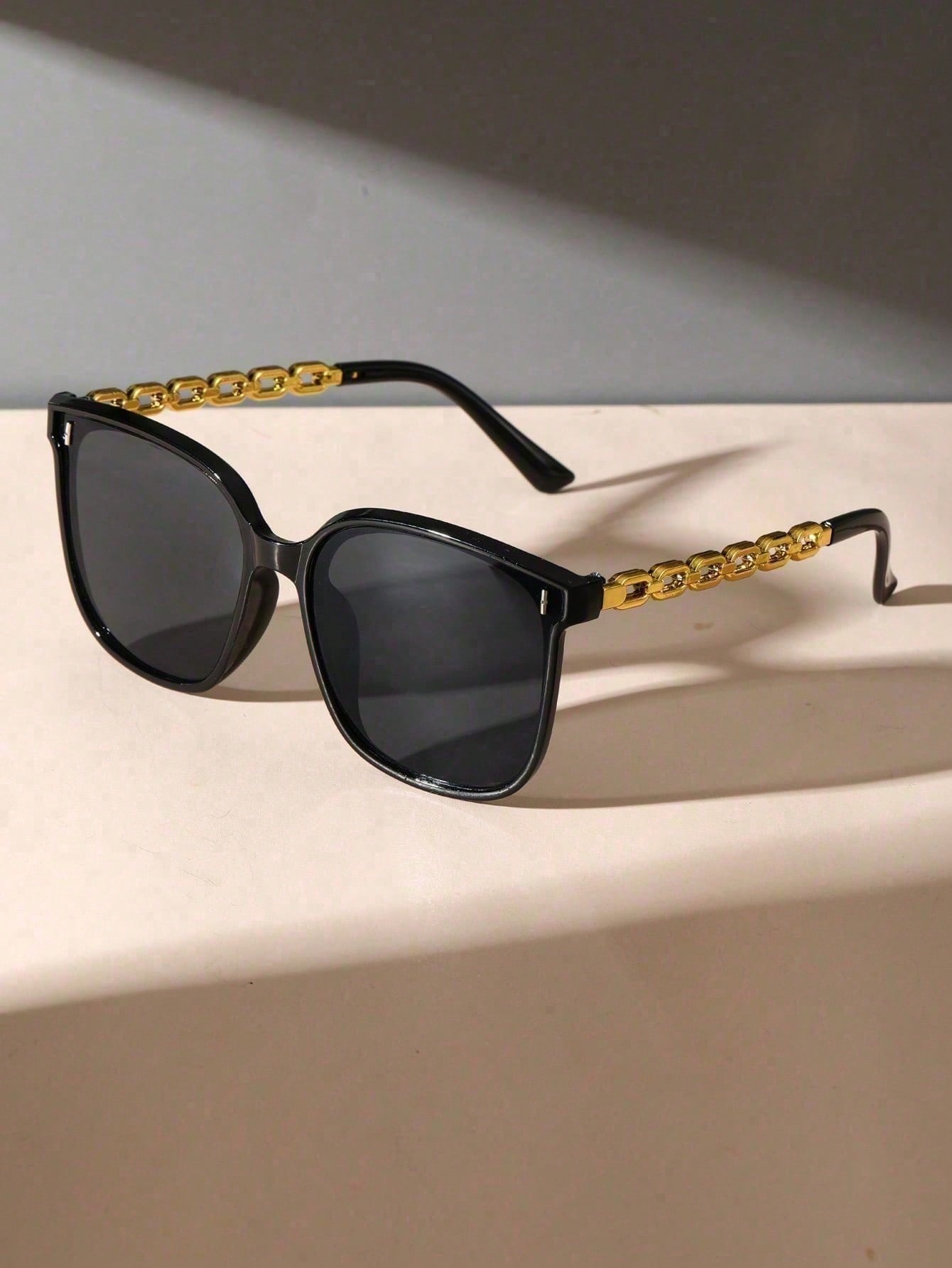 Pair Of Women's Oversized Blac - Street Fashion Photoshoot reseña y precio